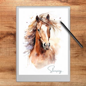 Puede incluir: Pintura acuarela de un caballo marrón con una raya blanca en la cara. La crin del caballo ondea al viento. La pintura está sobre un fondo blanco con la palabra "Sleeping..." escrita en la parte inferior.