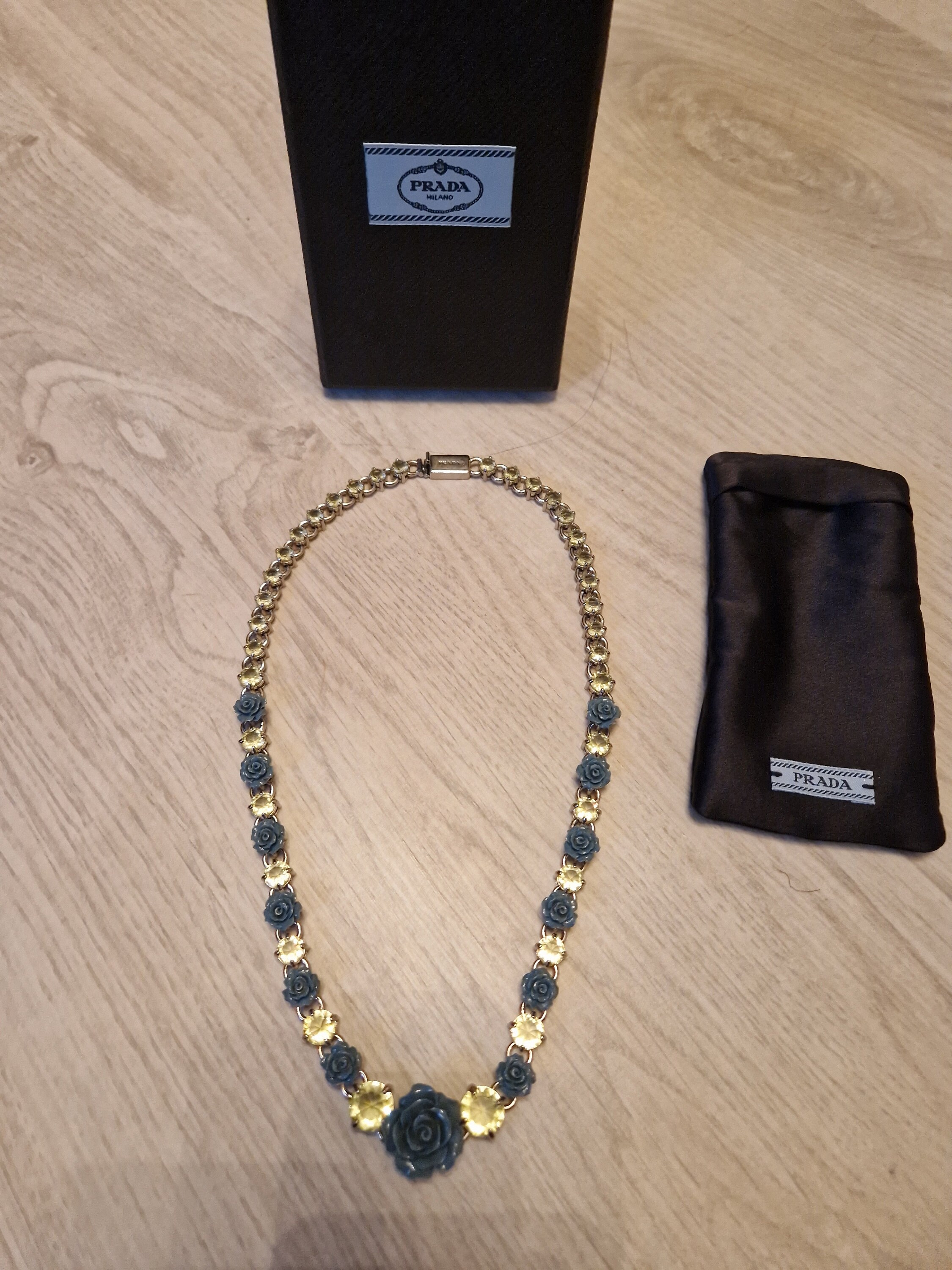 PRADA ネイビー MILANO クリスタルバッジ