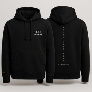 以下が含まれることがあります： 前面に「F.O.F. Fanh Over Fear」の文字、袖に小さな金の十字架が付いた黒いパーカー。背面には縦書きで「Faith Over Fear」と「2 Timothy 1:7」の文字がプリントされています。