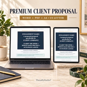 Könnte beinhalten: Eine digitale Premium-Kundenangebot-Vorlage auf einem Laptop- und Tablet-Bildschirm. Der Text lautet PREMIUM CLIENT PROPOSAL, WORD, PDF, A4 + US LETTER und enthält Platzhalter für den Engagement-Namen, das Kundenunternehmen und Projektdetails.