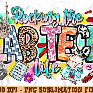 Könnte beinhalten: Ein farbenfrohes Grafikdesign mit dem Text "Rocking the Lab Tech Life". Das Design zeigt eine Skeletthand, ein Mikroskop, eine Klemmbrett, ein Hamster in einem Laborkittel und ein Reagenzglas.
