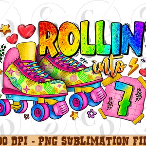 Op de afbeelding: Kleurrijke illustratie van een paar rol schaatsen met een regenboogkleurige tekst "Rollin' into 7". De schaatsen zijn roze, geel en groen met een bloemenpatroon. Het getal 7 is groen en zwart omrand.