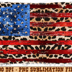 Puede incluir: Un diseño de bandera estadounidense desgastado con un patrón de estampado de leopardo. Las rayas rojas, blancas y azules están descoloridas y agrietadas, y las estrellas están ligeramente borrosas. El fondo es un estampado de leopardo marrón y negro.