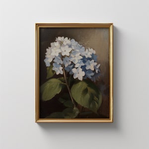 Könnte beinhalten: Ein gerahmtes Gemälde einer blauen Hortensie mit grünen Blättern vor einem dunkelbraunen Hintergrund.