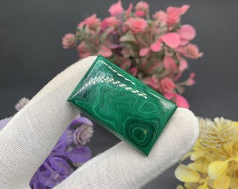 Cabochon di malachite verde naturale, pietra preziosa sciolta liscia e lucidata di malachite, pietra di design fatta a mano in malachite, pietra preziosa con retro piatto in malachite