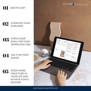 K&ouml;nnte beinhalten: Ein Laptop mit einem digitalen Planer, der auf dem Bildschirm ge&ouml;ffnet ist. Der Planer ist in Abschnitte f&uuml;r die verschiedenen Wochentage unterteilt und bietet Platz f&uuml;r Notizen und Aufgaben. Der Laptop steht auf einem wei&szlig;en Tisch mit braunem Hintergrund.