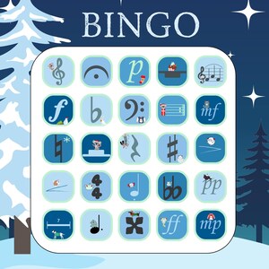Pu&ograve; includere: Una scheda di bingo blu e bianca con simboli e note musicali. La scheda &egrave; posizionata su uno sfondo invernale innevato con due pini.