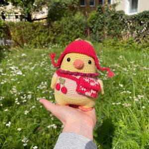 Pulcino ciliegia/pollo simpatico animaletto Amigurumi all'uncinetto con accessori rimovibili, paraorecchie, cappello, borsa a quadretti, applicazione