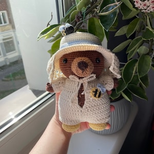 Orso apicoltore / PDF Modello Amigurumi all'uncinetto / Peluche orso bruno grizzly con accessori rimovibili / Cappello a rete, ape, abito, stivali da pioggia