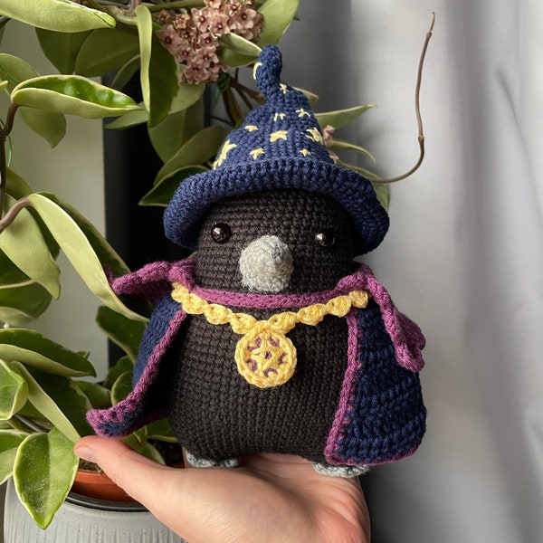 Zauberer-Krähe, PDF Amigurumi Häkelanleitung, Amsel, Rabe, Stofftier, süßes Halloween Witchy Plüschtier, abnehmbare Accessoires