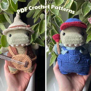 Può includere: Due giocattoli di dinosauro all'uncinetto. Uno è un dinosauro verde che indossa un cappello marrone e tiene una chitarra. L'altro è un dinosauro verde che indossa un cappello blu e rosso e una salopette. Il testo "PDF Crochet Patterns" è in cima all'immagine.