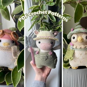 Può includere: Tre giocattoli amigurumi all'uncinetto: un pinguino con un cappello rosa e occhiali, una mucca con una salopette verde e un cappello di paglia, e un gufo con un mantello verde e un cappello marrone. I giocattoli sono tutti fatti a mano e hanno uno stile fantasioso e carino. Modelli di uncinetto PDF.