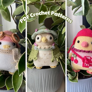 Puede incluir: Tres juguetes de amigurumi de crochet: un pingüino rosa y marrón con una bufanda y gafas, un búho verde y marrón con un sombrero y una bufanda, y un pollito rojo y amarillo con un sombrero rojo y una bufanda roja y blanca.  Patrones de crochet PDF.