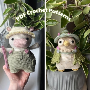 Op de afbeelding: PDF-haakpatronen voor een amigurumi-koe en -uil. De koe draagt ​​een strohoed en een overall en houdt een hark vast. De uil draagt ​​een groene hoed en een groene cape. Beide zijn gehaakt in crème, groen en roze garen.