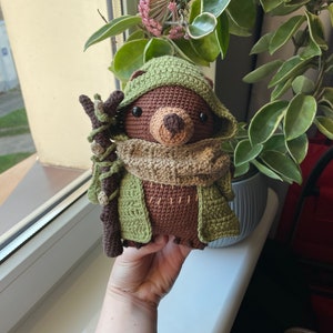 Orso druido / Schema PDF all'uncinetto Amigurumi / Peluche fantasy con accessori rimovibili / Cappuccio, mantello, sciarpa, bastone da passeggio