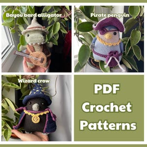 Può includere: Quattro schemi di amigurumi all'uncinetto che rappresentano un pinguino pirata, un alligatore bardo di bayou, un corvo mago e il testo "PDF Crochet Patterns".