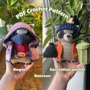 以下が含まれることがあります： ピンクと青のフード付きマントとマスクを着たローグと、青い帽子、オレンジ色のベスト、ゴミ箱を着た衛生作業員としてドレスアップした2つのかぎ針編みのタヌキのフィギュア。テキストは「PDF Crochet Pattern」と書かれています。