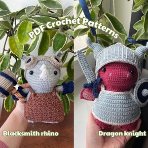 Pode incluir: Duas figuras amigurumi de crochê: um rinoceronte ferreiro e um cavaleiro dragão. O rinoceronte é cinza com um avental marrom e segura um martelo. O dragão é vermelho com uma espada e escudo azuis, usando capacete e armadura. Texto: "PDF Crochet Patterns".
