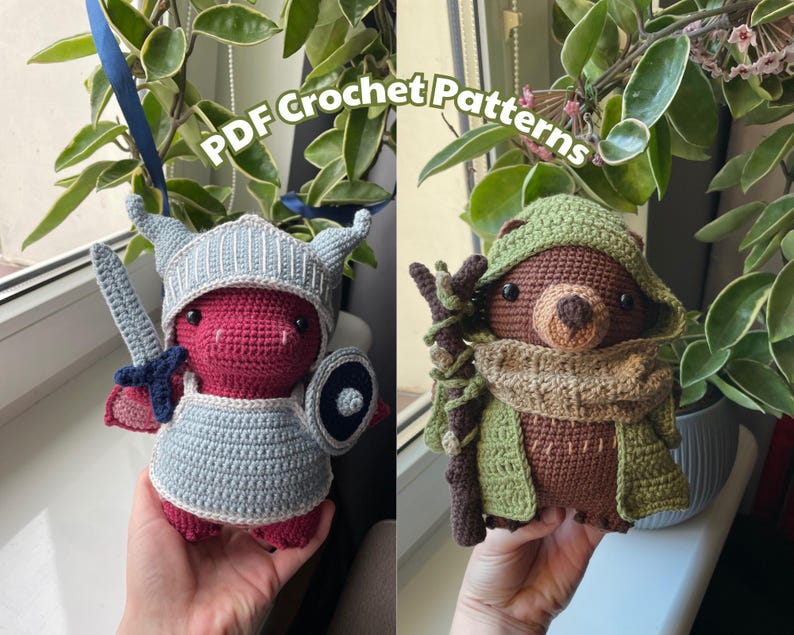 Puede incluir: Dos juguetes amigurumi de crochet, un caballero rojo y gris y un oso marr&oacute;n y verde, est&aacute;n en manos de dos personas diferentes. Los juguetes llevan ropa y accesorios. La imagen incluye el texto "PDF Crochet Patterns".