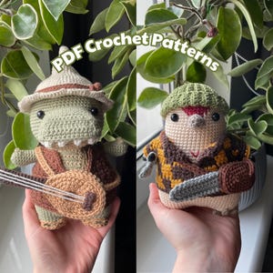 Può includere: Due giocattoli amigurumi all'uncinetto. Il primo è un coccodrilo verde, marrone e beige che tiene una chitarra marrone. Il secondo è una creatura beige e marrone con un cappello verde e una motosega marrone. Il testo "PDF Crochet Patterns" è sullo sfondo.