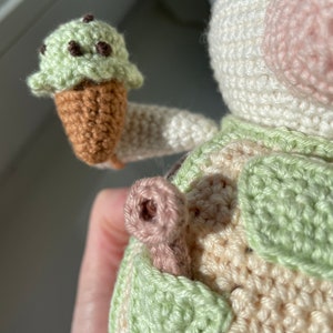 Eiskuh PDF Häkel-Amigurumi-Muster Einfaches Plüschtier mit abnehmbarem Zubehör Stofftier-Tutorial Bild 8