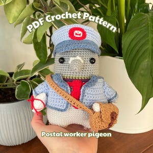 Paloma cartero / Patrón amigurumi de crochet en PDF / Lindo pájaro de peluche con trabajo y accesorios de ropa extraíbles / Cartero