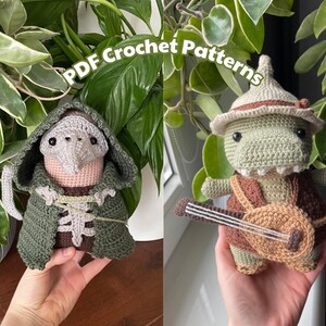 Può includere: Due giocattoli amigurumi all'uncinetto. Uno è una creatura verde con un cappello marrone e un liuto marrone. L'altro è una creatura verde con un mantello marrone. Il testo "PDF Crochet Patterns" è visibile nell'immagine.