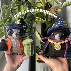 Puede incluir: Dos juguetes amigurumi de crochet. Un mapache con un chaleco y sosteniendo una bolsa de basura y un pájaro negro con una túnica morada y un sombrero de mago.  Patrones de crochet PDF.