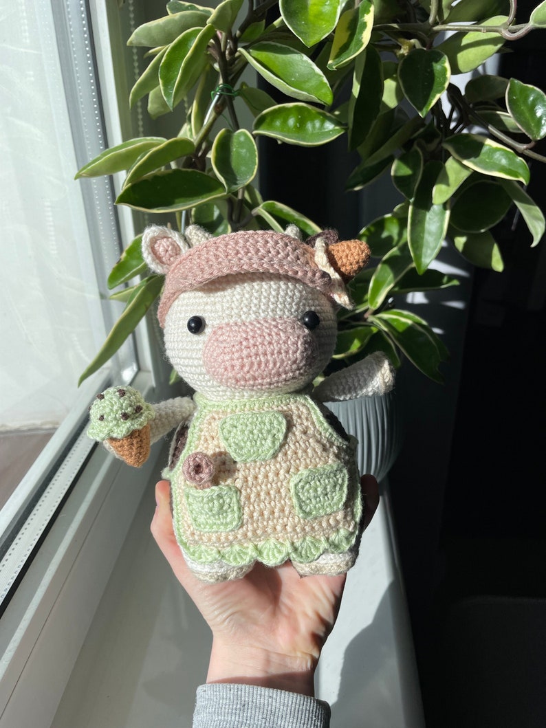 Eiskuh PDF Häkel-Amigurumi-Muster Einfaches Plüschtier mit abnehmbarem Zubehör Stofftier-Tutorial Bild 1