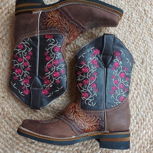 Mexican cowboy boots with pink floral embroidery, oversize, western boots rustic brown-pink, size 42-44
