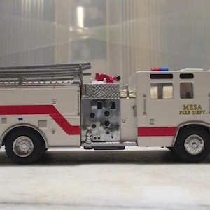 Peut inclure: Une tasse en céramique blanche avec une anse noire et le texte "But First, Coffee" dans un style manuscrit. La tasse contient probablement entre 340 et 450 ml, parfaite pour une boisson matinale. Le design est simple et moderne.