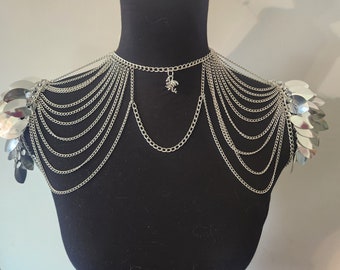 Scalemaille Drachenschuppen Schulterpanzer Schulterpanzer. Silber/gold