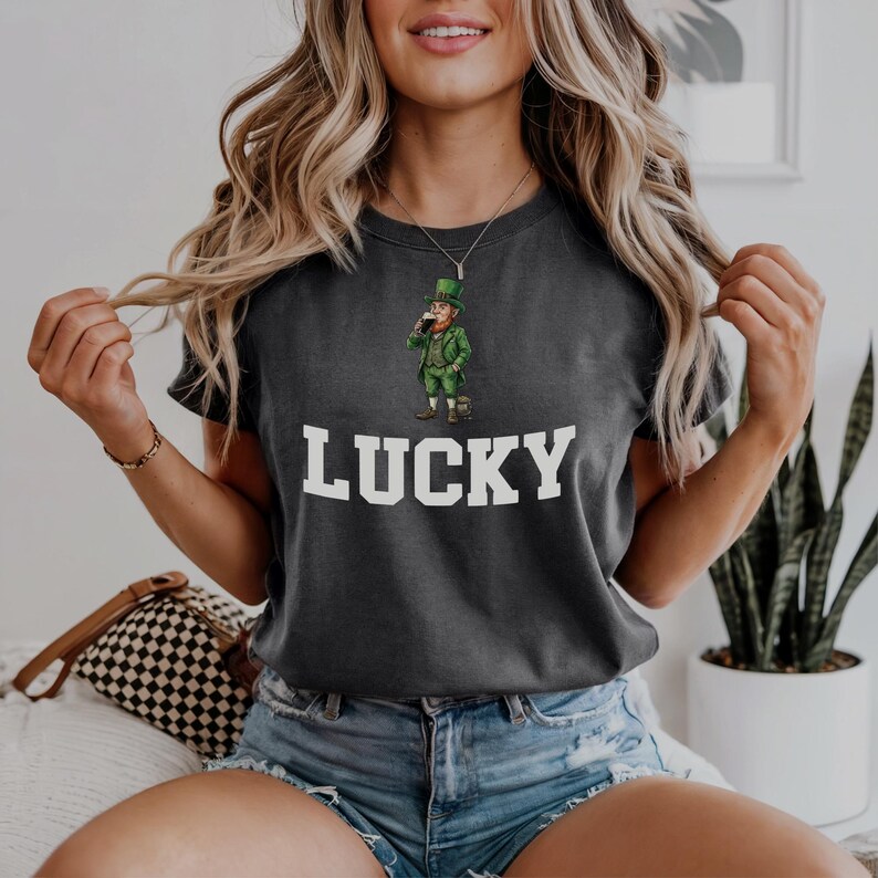 Camiseta Comfort Colors® Vitamina G | Camiseta para Amantes de Cerveja de Pub Irlandês | Camiseta Divertida de Guinness para o Dia de São Patrício Pepper