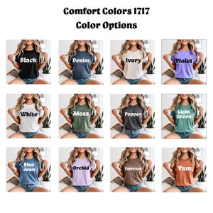 K&ouml;nnte beinhalten: Auswahl an Comfort Colors 1717 T-Shirts in verschiedenen Farben, darunter Schwarz, Denim, Elfenbein, Violett, Wei&szlig;, Moos, Pfeffer, Hellgr&uuml;n, Blue Jean, Orchidee, Espresso und Yam. Jedes Shirt wird von einer Person getragen.