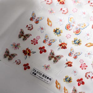 Pegatinas de uñas con diseño floral de mariposas de colores, diseño de uñas con pintura al óleo, calcomanías rojas para uñas, uñas con la letra R y K, uñas de primavera y verano, uñas DIY, uñas 3D