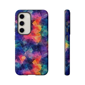 Puede incluir: Una funda para teléfono con un patrón geométrico colorido. La funda está hecha de un material duradero y tiene un borde elevado para proteger la pantalla.