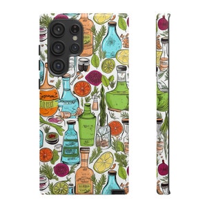 Puede incluir: Una funda de teléfono blanca con un patrón colorido de botellas, frutas y hierbas. El patrón incluye limones, limas, naranjas y ramitas de romero. El texto en las botellas incluye "Ginger Root", "Apple", "Bourbon" y "Gin".