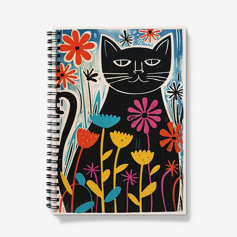 Op de afbeelding: Een zwarte kat met een witte glimlach zit in een veld met kleurrijke bloemen. De bloemen zijn geel, roze, rood, blauw en groen. De achtergrond is een blauw en wit patroon.