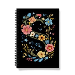Cuaderno con la letra S / Diseño floral / Encuadernación en espiral / 60 hojas rayadas (120 páginas) / Diario personalizado A5 / Papel de calidad de 90 g/m²
