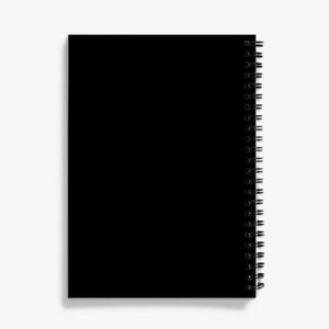 Op de afbeelding: Een zwart spiraalnotitieblok met een blanco omslag.