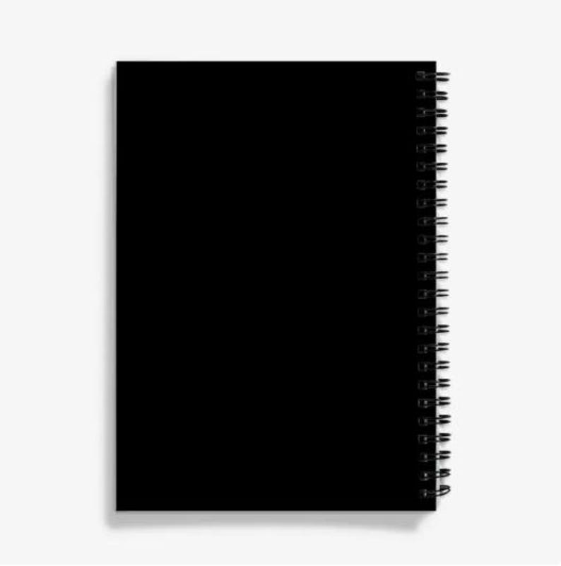 Op de afbeelding: Een zwart spiraalnotitieblok met een blanco omslag.