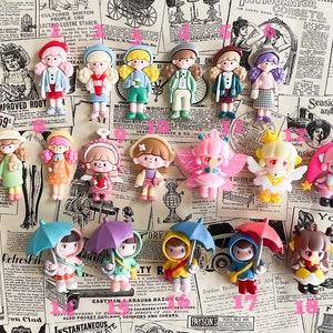 Pu&ograve; includere: Assortimento di ciondoli in resina colorati e fatti a mano, con vari personaggi, tra cui ragazze con ombrelli, fate e angeli. I ciondoli sono perfetti per aggiungere un tocco fantasioso a gioielli, portachiavi o altri lavoretti.