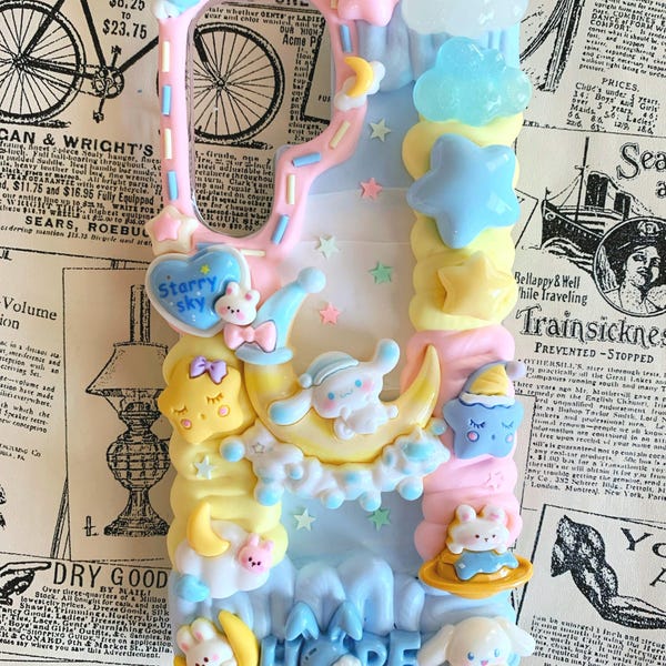 Funda para teléfono Kawaii Animal en la Luna Decoden: Diseño personalizado hecho a mano con pegamento color crema.