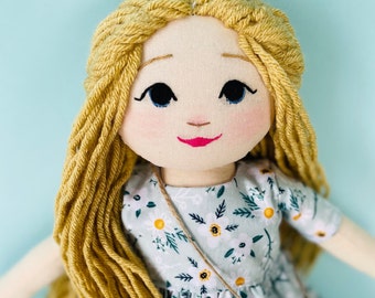 Poupées de chiffon en tissu uniques faites main personnalisées pour petite-fille, petite maison inspirée de la poupée, cadeau de princesse brodé pour fille