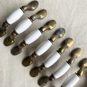 Puxador de gaveta vintage em latão e cerâmica branca: estilo MCM, 7,6 cm (3") de centro a centro | Preço por peça