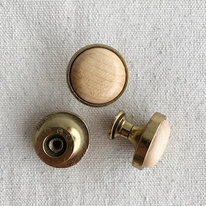 NOS vintage houten ladeknop messing plaat: berkenkleur, MCM | Geprijsd per stuk