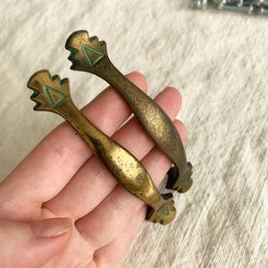 GERINGER LAGERBESTAND! Vintage Schubladenknauf aus Messing: Geometrisch Grünspan, 7,5 cm | Preis pro Stück