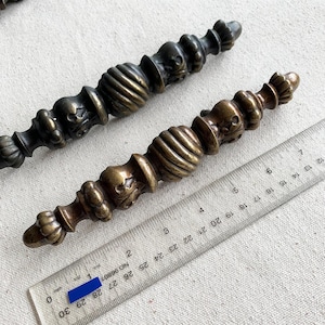 Uchwyt meblowy z mosiądzu w stylu vintage: 8" długości, Hollywood Regency Hardware, 3"CTC | Cena za sztukę
