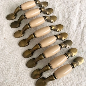 Puxador de gaveta vintage em cerâmica cor pêssego com placa de latão: estilo moderno de meados do século XX, 7,6 cm (3") de centro a centro | Preço por unidade