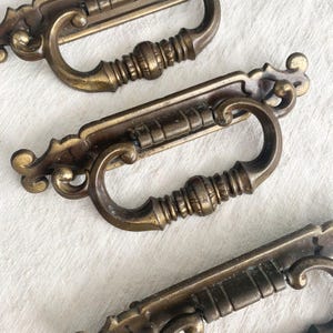 Tirador de latón vintage: herrajes ornamentados estilo Hollywood Regency, 4" CTC / Precio por pieza